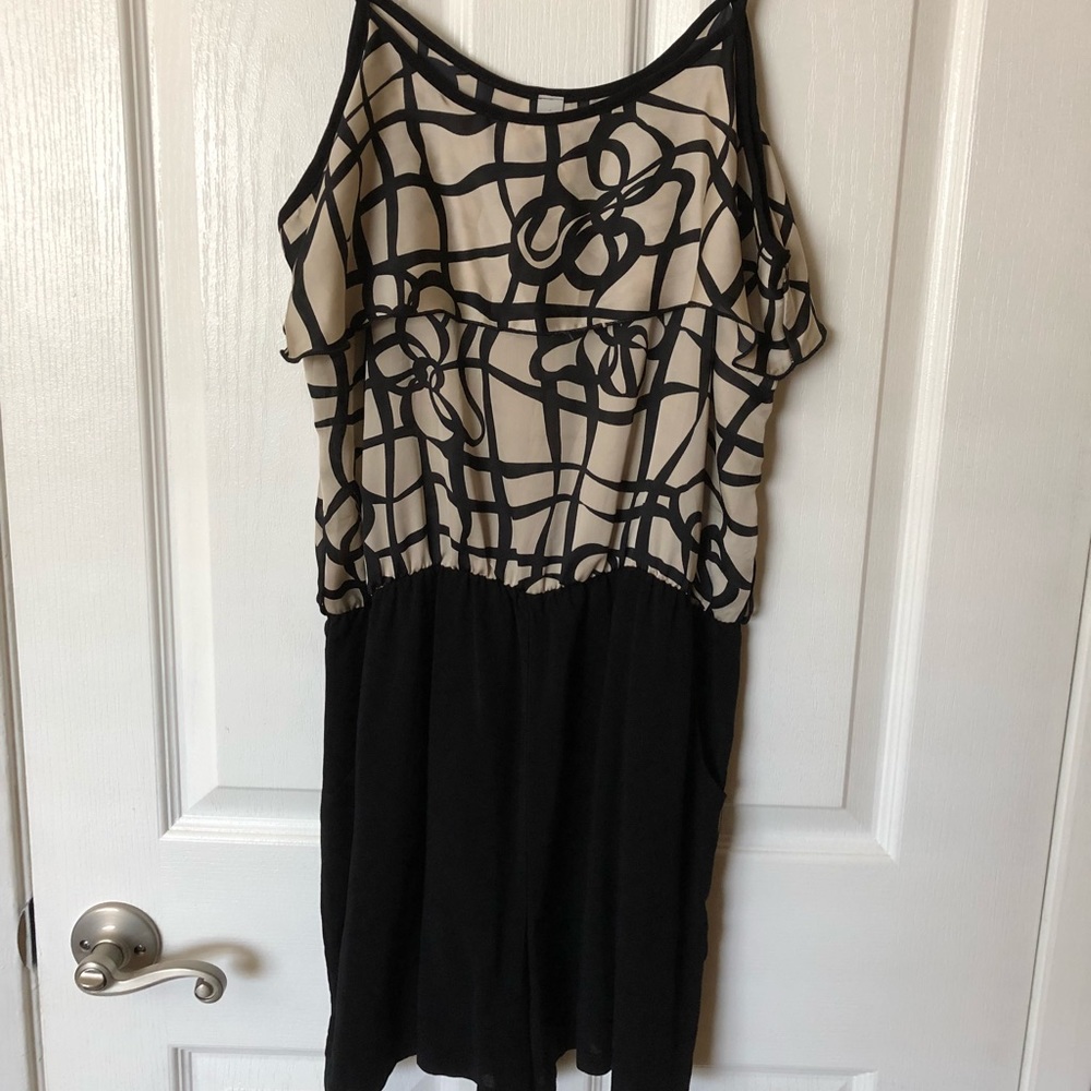 NWT Patterned top romper with pockets